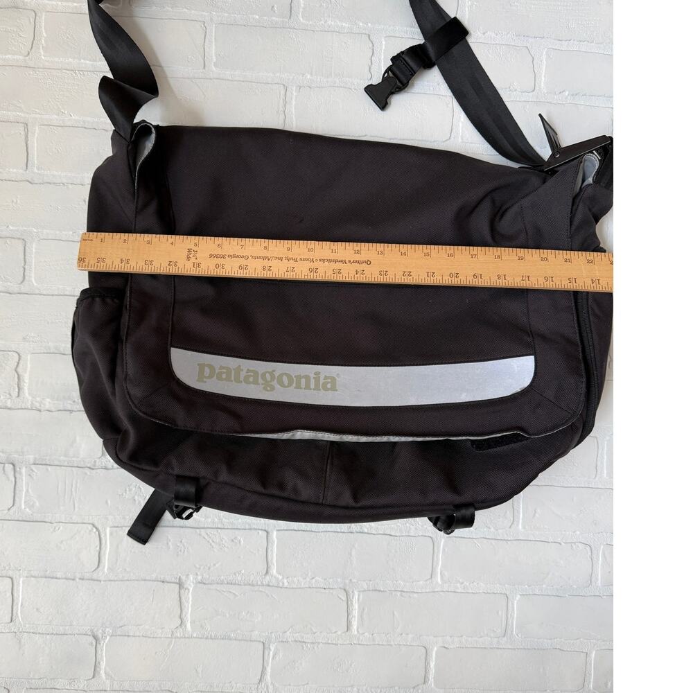 Patagonia Critical Mass Black Messenger Laptop Crossbody Bag Luggage - Picture 7 of 8